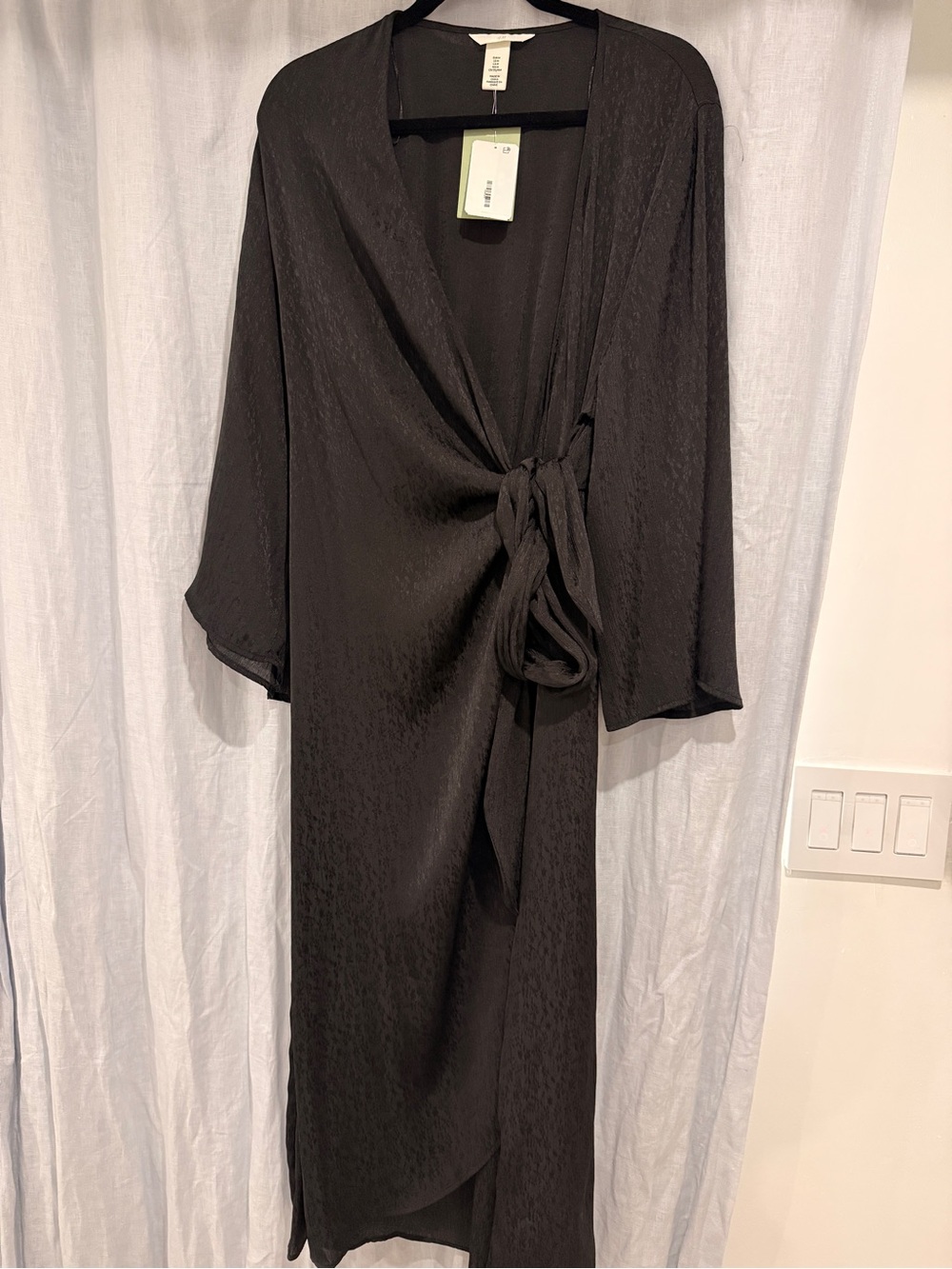 H&M Women's Black jacquard satin Tie-Waist wrap dress H&M. Size Medium. NWT